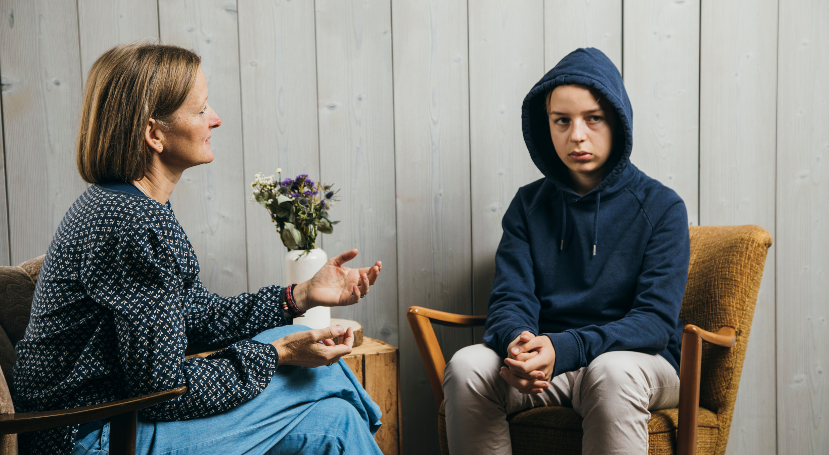 Nachdenkliche Mutter